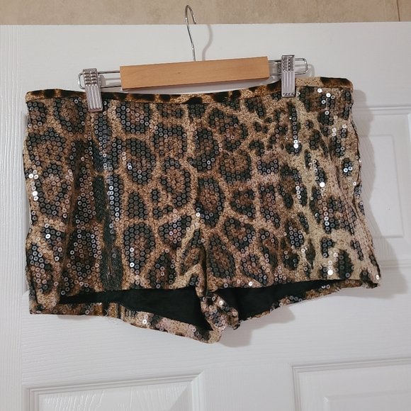 Vintage Leopard print sequence shorts - Picture 3 of 6